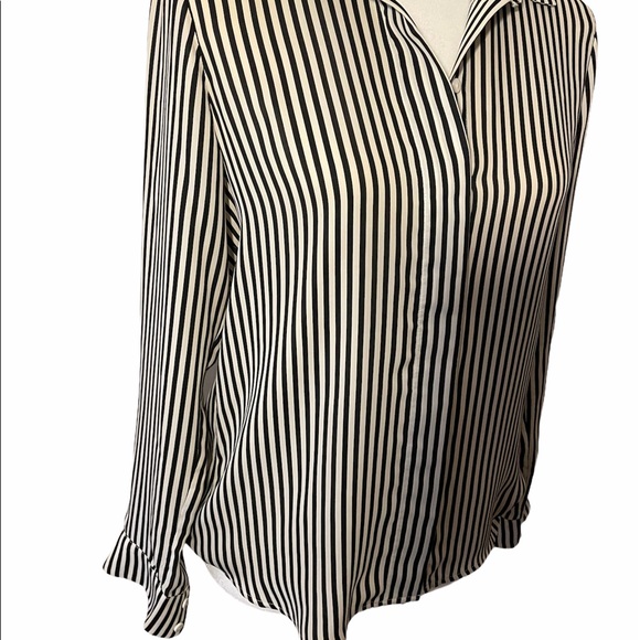 Deal ! Black and white striped top - Picture 9 of 14